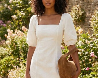 Witte katoenen midi-jurk voor bruiloftsgasten, elegante minimalistische zomerjurk in godinnenstijl, chique outfit voor een vrijgezellenfeest.