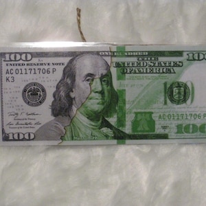 Puede incluir: Una taza de cerámica blanca con un asa negra y el texto "But First, Coffee" en negrita negra. La taza se encuentra sobre un fondo borroso, sugiriendo un ambiente acogedor. La taza mide aproximadamente 10 cm de altura.