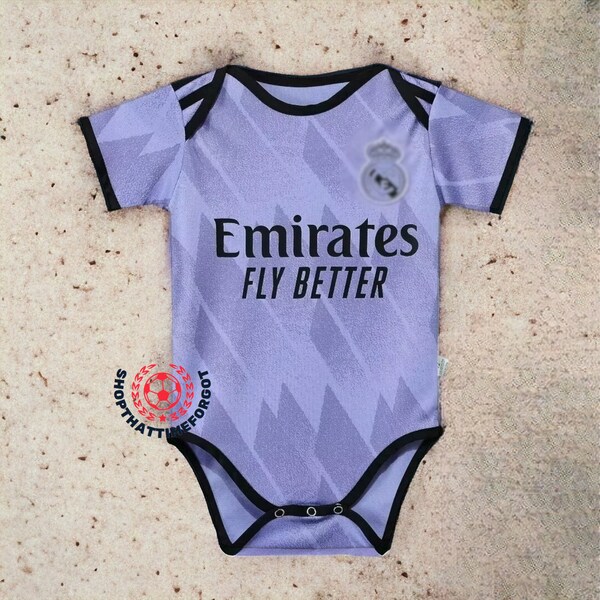 Kit pour poing bébé RM Away 2022/23 mauve avec bordures noires