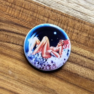 Puede incluir: Un juego de tres tazas de cerámica con un acabado mate moteado. Las tazas son de color crema, gris claro y gris oscuro. Cada taza tiene un diseño simple y minimalista.