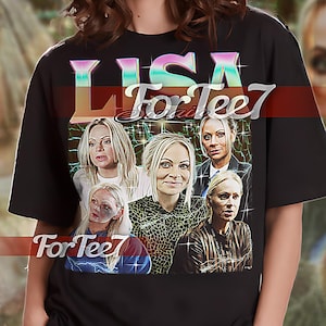 Puede incluir: Camiseta unisex negra con un estampado gráfico de un collage de caras de mujeres. El texto "LISA For Tee7" está impreso en la camiseta.