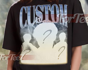 Può includere: T-shirt unisex nera con la scritta "CUSTOM" in un carattere metallico riflettente. La maglietta presenta una grafica con silhouette e punti interrogativi. Il testo "UNISEX SHIRT" è in alto.