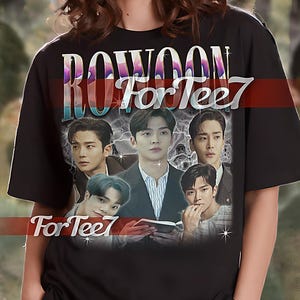 Op de afbeelding: Zwart unisex T-shirt met een grafische print van een groep mannen. De print bevat de tekst "ROWOON For Tee7".