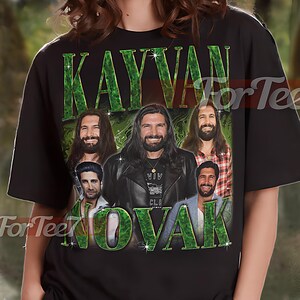 Peut inclure: T-shirt unisexe noir avec le nom "KAYVAN NOVAK" en vert et des images de l'acteur. Le t-shirt porte également l'inscription "UNISEX SHIRT". Le modèle porte une taille XL.