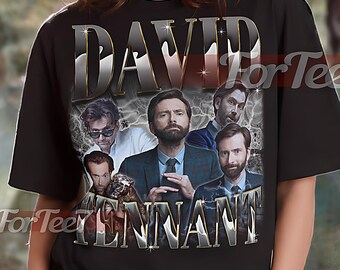 以下が含まれることがあります： 黒のユニセックスTシャツに、さまざまな役柄のデイビッド・テナントの顔のコラージュがグラフィックプリントされています。シャツには「DAVID TENNANT」という文字が金色の文字でプリントされています。