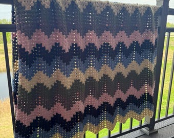 Manta de ganchillo hecha a mano estilo abuela con diseño de ondas.