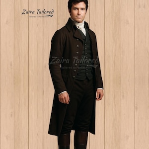 Peut inclure: Un long manteau marron à double boutonnage, porté sur un gilet vert foncé et un pantalon noir. La tenue comprend une chemise blanche à col. L'image comprend le texte "Zaira Tailored" et "Tailored to Perfection".