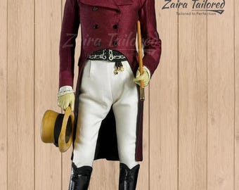 Puede incluir: Una levita de color burdeos con cuello de terciopelo negro, camisa blanca y pantalones blancos. La chaqueta tiene cierre de doble botonadura y un cinturón decorativo con detalles dorados. La persona sostiene una fusta de montar y lleva botas negras.
