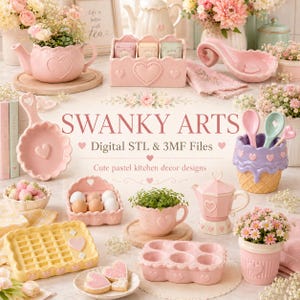 Pode incluir: Uma coleção de itens de decoração de cozinha em rosa pastel, incluindo uma chaleira, uma colher de servir e um porta-ovos, com detalhes em forma de coração. A imagem também apresenta o texto "SWANKY ARTS" e "Cute pastel kitchen decor designs".