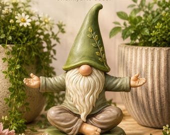 Peut inclure: Une figurine de gnome en position de yoga assise avec les bras tendus, portant un chapeau vert avec des détails de feuilles et un pantalon marron. La base est ornée de fleurs sculptées et d'un papillon. Le texte swankyarts swankyarts decor est visible.