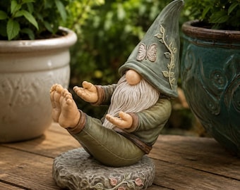Peut inclure: Une figurine de nain de jardin en position assise, pieds nus étendus vers l'avant. Le nain porte un chapeau pointu vert terne orné d'un papillon et de vignes en relief, une tunique verte à manches longues et repose sur un socle en pierre texturée.