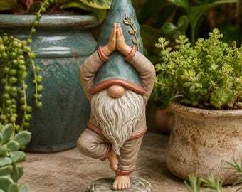 Peut inclure: Une figurine de gnome debout sur une base circulaire avec un détail de papillon. Le gnome porte un grand chapeau bleu sarcelle avec une feuille et une tenue beige avec des bordures brun rougeâtre. Il a une longue barbe blanche.