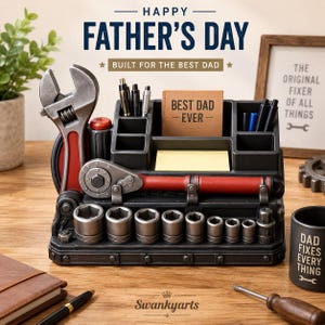 Puede incluir: Un organizador de escritorio negro con forma de caja de herramientas con detalles en rojo y plata, incluyendo una llave y una carraca. Tiene ranuras para bolígrafos, una tarjeta que dice BEST DAD EVER y vasos. Texto: HAPPY FATHER'S DAY.