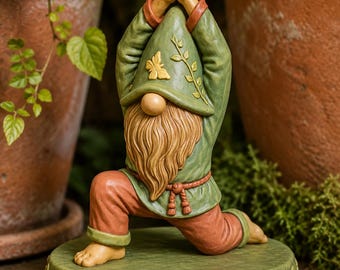 Peut inclure: Une figurine de nain de jardin en position de fente de yoga, les mains jointes au-dessus de la tête. Le nain porte un chapeau pointu vert avec un relief de papillon et de vigne, une tunique verte et un pantalon rouille sur un socle rond vert.