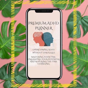 Può includere: Un mockup di uno smartphone su uno sfondo rosa con foglie verdi di monstera. Lo schermo del telefono mostra un'agenda digitale per persone con ADHD. Il testo sullo schermo recita "Premium ADHD Planner", "Superare l'ADHD senza difficoltà", "Padroneggiare il tuo tempo. Scatenare il tuo potenziale e rivelare il tempo che cambia."