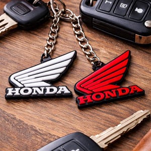 Può includere: Una tazza di ceramica bianca con un manico nero e la scritta "But First, Coffee" in nero, con un carattere a mano. La tazza è su una superficie bianca.