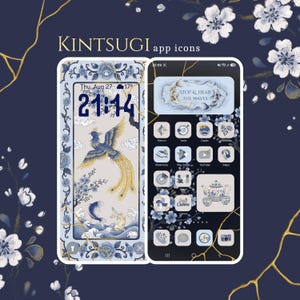 Può includere: Due schermi di smartphone che mostrano un tema di icone app Kintsugi su sfondo blu scuro con fiori di ciliegio bianchi e linee dorate. Lo schermo sinistro mostra una fenice e pesci koi, quello destro mostra icone di app e del testo.