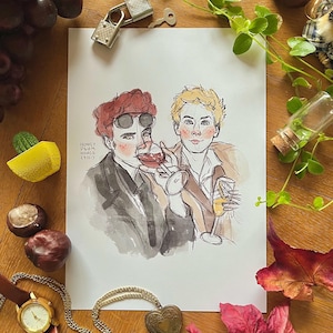 Op de afbeelding: Een aquarel illustratie van twee mensen, een met rood haar en de ander met blond haar, beiden met een bril en lachend. Ze houden glazen wijn vast en lijken van elkaars gezelschap te genieten. De illustratie is gesigneerd met "Honey Plum Honey 24113".