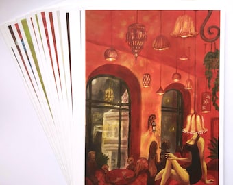 Può includere: Una pila di stampe artistiche raffiguranti un dipinto di un interno in penombra con pareti rosso caldo, numerose lampade a sospensione e una figura con un paralume al posto della testa seduta su una piattaforma circolare rossa vicino ad archi.