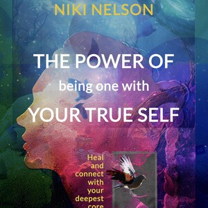 Op de afbeelding: Boekomslag met de titel "THE POWER OF YOUR TRUE SELF" van Niki Nelson. De omslag toont een silhouet van een gezicht tegen een kleurrijke achtergrond van blauw, paars en rood. Een vogelillustratie is ook aanwezig.