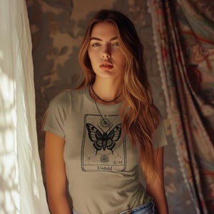 Vintage Boho Motten T-Shirt, Unisex, Tarot Karten Stil, Retro Look, Insekten Tier T-Shirt, Beige, nachhaltig aus Bio Baumwolle