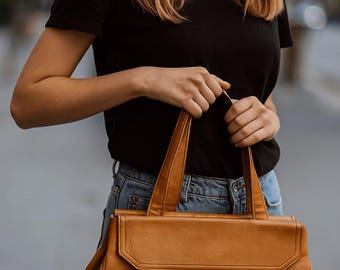 Vintage women's leather caramel shoulder bag, 70s
