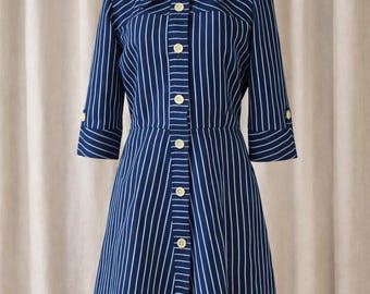 Vintage marineblauwe gestreepte jurk jaren 70 | Handgemaakte midi-jurk met knopen aan de voorkant, maat M