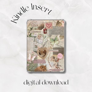 Puede incluir: Inserto para Kindle con un diseño de collage con mariposas, corazones y efímeras vintage. El inserto tiene una funda transparente y las palabras "Kindle Insert" y "digital download" son visibles.