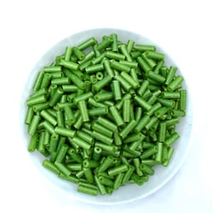 6 mm ビューグルビーズ（ヴィンテージ） - ライムグリーン（マット）