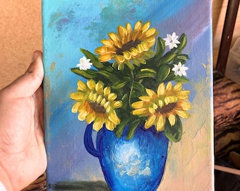 Könnte beinhalten: Ein Gemälde einer blauen Vase, gefüllt mit gelben Sonnenblumen und weißen Blumen vor einem blauen und violetten Hintergrund.