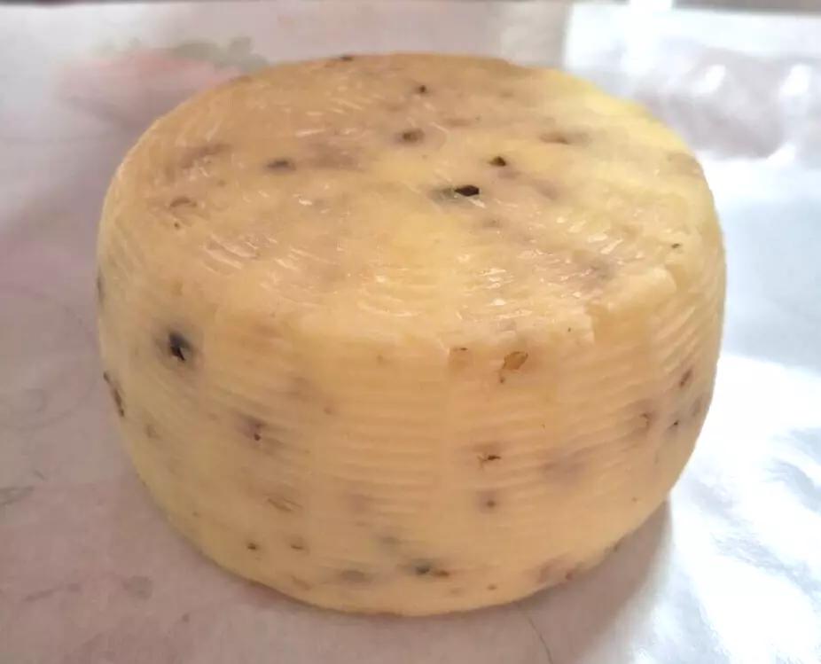 Fromage Noix et Pistaches Pecorino Frais Artisanal environ 950 g