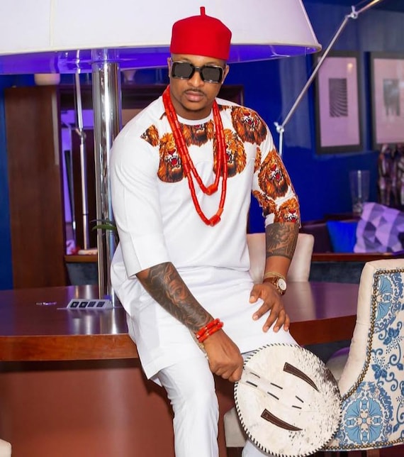 Kokraklar, eshaklar, seks videolar, qizlar Elis Erika Maklinning porno parodiyasini tomosha qiling