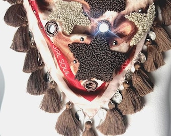 カウガール パニョレタ - 牛革プリント、3D スター刺繍、タッセル、シルバー コインをあしらった、手作りのウエスタン シルク風スカーフ