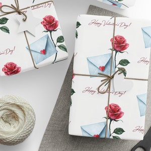 Elegante papel de regalo para San Valentín con rosas y cartas de amor, rosas de acuarela y sobres con sello de corazón para un toque romántico