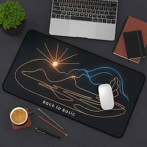 Puede incluir: Alfombrilla de ratón negra con un dibujo minimalista de una cordillera y el sol con el texto "Back to Basic".