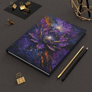 Spersonalizowany dziennik w twardej oprawie „Niebiański Lotos”, inspirowany kosmosem design dla miłośników sztuki i marzycieli, notatnik do modlitwy, liniowana strona, 5,75" x 8"