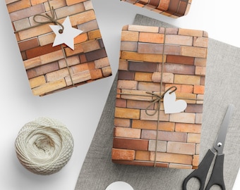 Peut inclure: Plusieurs boîtes cadeaux emballées avec du papier à motif de briques, attachées avec de la ficelle et ornées d'étiquettes blanches en forme d'étoile et de cœur. Une pelote de ficelle, des ciseaux et des étiquettes supplémentaires sont également présents.