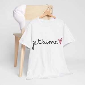 Kocham Unisex Heavy Cotton Tee, Francuska koszulka z grafiką Love Heart, Prezent na Walentynki, Minimalistyczny pozytywny top, Uroczy romantyczny t-shirt