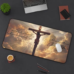 Op de afbeelding: Een christelijk muismat met een afbeelding van Jezus Christus aan het kruis tegen een achtergrond van wolken. De tekst luidt "Want God heeft de wereld zo liefgehad, dat Hij zijn enige Zoon heeft gegeven" en "Toen wij nog zondaars waren, is Christus voor ons gestorven."