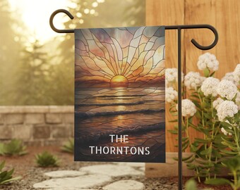 Może przedstawiać: Zachód słońca nad oceanem w stylu witrażu z falami rozbijającymi się o brzeg. Flaga ma napis "THE THORNTONS" na dole.