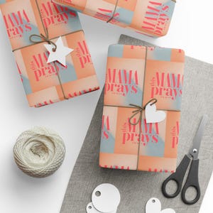 Elegante e stimolante carta da regalo per la festa della mamma, baby shower / Pesca, corallo e sfumatura blu "This Mama Prays" / Opaca o lucida / 3 misure