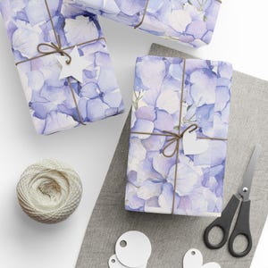Papel de regalo floral de hortensia bígaro: Papel de regalo con flores de color azul lavanda