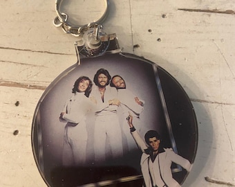 Llavero/adorno de resina hecho a mano de Fiebre del Sábado Noche con la portada del álbum