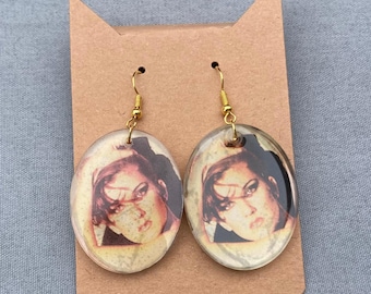 Pendientes de resina hechos a mano por Celine Dion a partir de portadas de álbumes