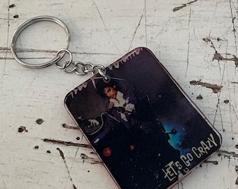 Llavero de resina hecho a mano de PRINCE, extraído de las notas del álbum.