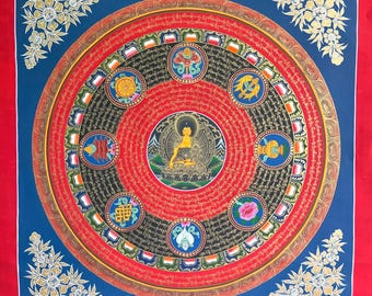 Può includere: Un vivace mandala buddista quadrato dipinto a mano. L'opera presenta una figura centrale del Buddha circondata da cerchi concentrici rossi, neri e blu, con motivi e testo intricati. I disegni floreali agli angoli aggiungono un tocco decorativo.