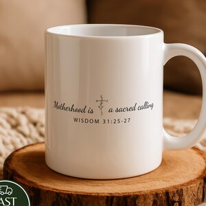 Moederschap is een heilige roeping koffiemok, wijsheid 31:25-27 keramische beker, christelijke moeder drinkgerei, op geloof gebaseerde moeder