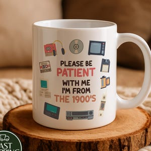 Por favor, tenha paciência comigo, sou da década de 1900! Caneca de cerâmica com design retrô, perfeita para presente de aniversário com humor millennial.