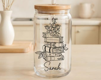 Personalisierte Cottage Core Theme Bookish Dosenglastasse, Floral Line Art Reader Eiskaffeetasse, passende Buchclub-Geschenke, gemütliches Bücherwurm-Geschenk