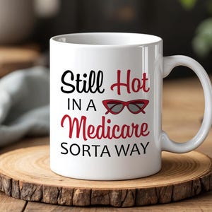 Fortfarande het på ett Medicare-sätt kaffemugg, rolig pensionsmugg i keramik, idé för födelsedagspresent till över 60, mormors present i keramik
